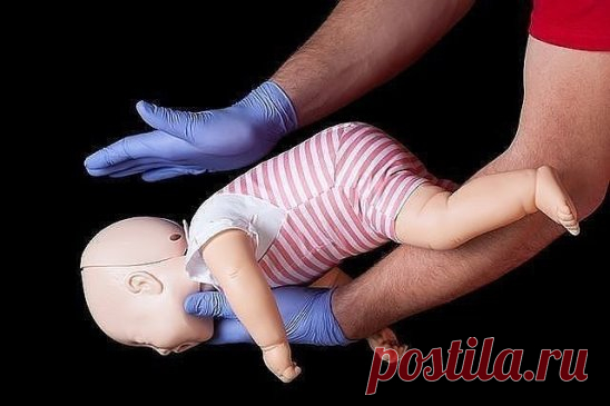 ПЯТЬ МИНУТ НА СПАСЕНИЕ! ЧТО ДЕЛАТЬ ЕСЛИ РЕБЕНОК ПОДАВИЛСЯ?
Ребенок засунул в нос пуговицу? Взял в рот игрушку и подавился маленькой деталькой? Вам придется действовать быстро и четко. 
Что в носу? 
Увидев инородное тело в носу любимого чада, мама торопится удалить его. Но, не имея под рукой ни подходящего инструмента, ни соответствующего опыта, чаще всего проталкивает тело в глубину носовой полости, откуда извлечь его может только отоларинголог. Поэтому, если не уверены в успехе операции, обр