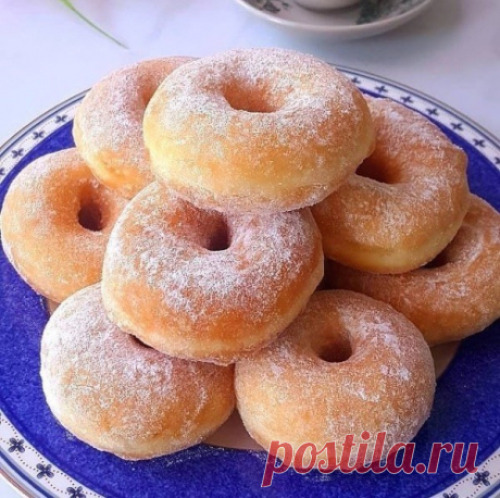 Вкусные пончики 
Это самые вкусные пончики... которые я ела!

Уже 2 раза их делала - обалденные! Мягенькие , прямо воздушные, с хрустящей корочкой! Начинку можно любую класть, мне очень понравилось с инжировым повидлом, а еще будет вкусно со свежей малиной, перетертой с сахаром, можно с заварным кремом

Тесто: 
Молоко - 500 мл.
Яйца - 2 шт.
Масло сл. или маргарин - 125гр.
Сахар - 2 ст.л. + 1ч.л.
Соль - 1,5 ч.л.
Дрожжи сухие - 11 гр. (пакетик)
Вода тёплая - 0,5 ст.
Мука - с...
