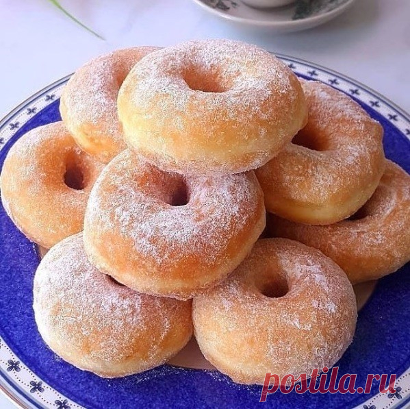 Вкусные пончики 
Это самые вкусные пончики... которые я ела!

Уже 2 раза их делала - обалденные! Мягенькие , прямо воздушные, с хрустящей корочкой! Начинку можно любую класть, мне очень понравилось с инжировым повидлом, а еще будет вкусно со свежей малиной, перетертой с сахаром, можно с заварным кремом

Тесто: 
Молоко - 500 мл.
Яйца - 2 шт.
Масло сл. или маргарин - 125гр.
Сахар - 2 ст.л. + 1ч.л.
Соль - 1,5 ч.л.
Дрожжи сухие - 11 гр. (пакетик)
Вода тёплая - 0,5 ст.
Мука - с...
