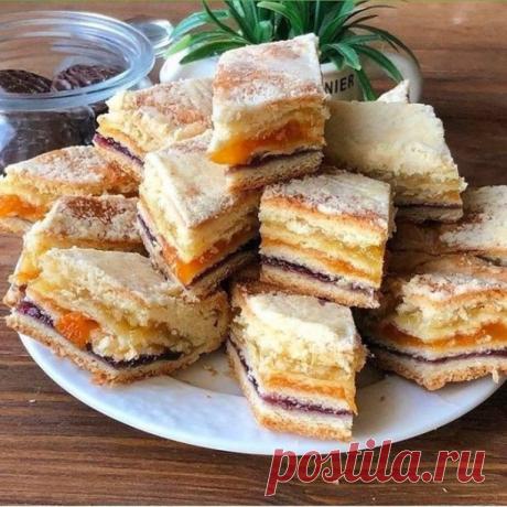 Такие рецепты должны быть в копилочке у каждой хозяюшки!

ТАТАРСКИЙ ТРЁХСЛОЙНЫЙ ПИРОГ

ИНГРЕДИЕНТЫ:

Для теста: 
2 стакана муки 
200 гр масла 
Вода или молоко - 100 мл; 
Сахар - 100 гр; 
Соль и сода - по щепотке; 

Для начинки: 
Курага - 200 гр; 
Чернослив - 200 гр; 
Лимон - 2 шт (маленьких) 
Сахар - 9 ст.л. 

ПРИГОТОВЛЕНИЕ:
Сливочное масло растереть с мукой, до получения мучной крошки (1-2 ст.л. крошки отложить для обсыпки). Добавить сахар. Соду (можно разрыхлитель) и сол...