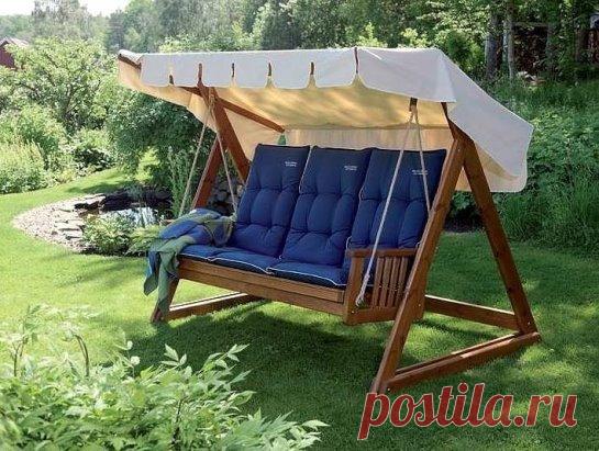 Делаем качели своими руками. Пошаговая инструкция.
НАМ ПОНАДОБИТСЯ:
- 15 досок 25 ×100 мм длиной 2,5 м.
- 1 доска 50 ×150 мм длиной 2,5 м.
- 30 (примерно) саморезов 4,5 × 80 для древесины, золотистого цвета.
- 180 (примерно) саморезов 3,5 × 51 мм для древесины, золотистого цвета.
- 2 оцинкованных винта типа DIN 444 или с кольцом для строительных лесов 12×100 мм. С шайбами и гайками.
- 2 оцинкованных винта типа DIN 444 или с кольцом для строительных лесов 12×80 мм. С шайбами и гайками.
- Цепь св