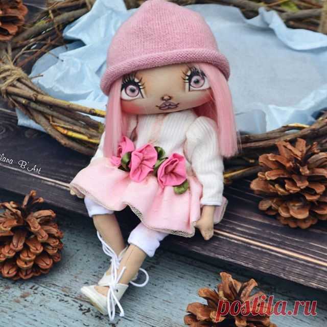 Первая зефирка свободна 😋 ▪️Текстильная девочка размером 22см
▪Волосы - искуственное волокно. Выполнена стрижка 💇
▪ Одежда из фактурного хлопка и хлопка ручного окрашивания.
▪️штанишки из трикотажа.
▪ шапочка из ангорки
▪ туфельки на шнурках
▪ Вся одежда и обувь снимаются
▫️ 5500₽ 🙆‍♀️(доставка по РФ бесплатно)
▪ for Sale 110$
#авторскаякукла #авторскаяработа #кукларучнойработы #ручнаяработа #хендмейд #куклаизткани #интерьернаякукла #коллекционнаякукла #текстильнаякукла...