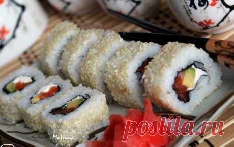 Домашние роллы. Ингредиенты: ● нори - половина листа; ● рис - 1 горсть; ● слабосоленые форель или сёмга - 1 порционный кусочек; ● творожный сыр - примерно 1 ст. ложка; ● авокадо или огурец - кусочки продолговатой формы; ● кунжут. Приготовление: Рис для роллов сварить по правилам: промыть в холодной воде, залить водой в соотношении на 1 часть риса 1,25 части воды, довести до закипания, убавить огонь, закрыть крышкой и не открывать 14 минут, потом снять с огня, можно при желании добавить рисовый…