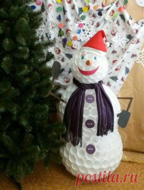 Наглядное пособие: как сделать Снеговика из пластиковых стаканчиков⛄ / Взлом логики