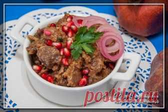 Кучмачи — тушеные потроха в соусе по-грузински Кучмачи — грузинское блюдо, которое готовится из птичьих или телячьих потрохов. Чаше всего используются сердца, печень и желудки, если речь идет о птице.
Проще всего в магазинах купить куриные субпрод…