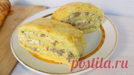 Рулет из кабачков с фаршем и сыром. Видео рецепт приготовления Ингредиенты для приготовления рулета из кабачков:1,5 кг очищенного кабачка4-5 ст. л. муки4 куриных яйца3 ст. л. майонеза2 плавленых сырка200 гр. фарша1 щепотка сушеного молотого чеснокасоль по вкусурастительное маслоВидео рецепт приготовления рулета из кабачков: