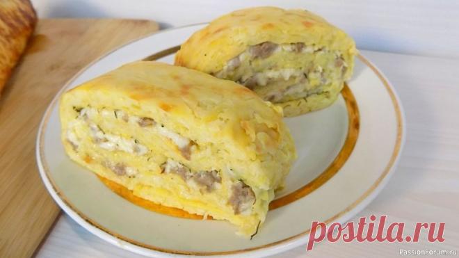 Рулет из кабачков с фаршем и сыром. Видео рецепт приготовления Ингредиенты для приготовления рулета из кабачков:1,5 кг очищенного кабачка4-5 ст. л. муки4 куриных яйца3 ст. л. майонеза2 плавленых сырка200 гр. фарша1 щепотка сушеного молотого чеснокасоль по вкусурастительное маслоВидео рецепт приготовления рулета из кабачков: