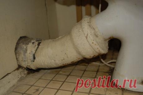 Течет унитаз: видео-инструкция по ремонту своими руками, что делать если появилась течь на гофре, почему такое может быть, фото