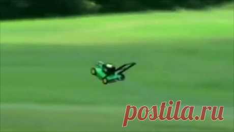 Сумасшедшая летающая газонокосилка. У тебя когда-нибудь был страх попасть под газонокосилку? А может быть, ты боишься, что в один прекрасный день тебе на голову упадет дрон и прикончит тебя? На самом деле эти две кровавые случайности могут быть объединены воедино, как в том случае на матче по американскому футболу.5 жутких историй, которые пробудят ваши самые странные страхи • НОВОСТИ В ФОТОГРАФИЯХ