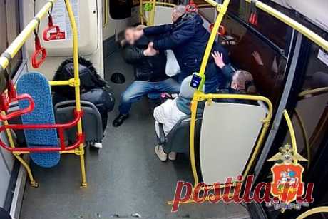 Житель Подмосковья избил в автобусе пожилого мигранта и попал на видео. В подмосковном Дмитрове пассажир рейсового автобуса избил пожилого мигранта. На записи видно, как россиянин наносит сидящему рядом мужчине удар в лицо, после чего хватает его за одежду. В это время очевидцы пытаются разнять пассажиров. Пострадавшим оказался 66-летний уроженец одной из стран Средней Азии.