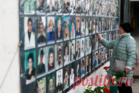 Акция памяти к 20-й годовщине «Норд-Оста». Фоторепортаж. Акцию памяти жертв теракта организовала общественная организация содействия защите пострадавших от террористических актов «Норд-Ост». 20 лет назад Театральный центр на Дубровке, где шел первый российский мюзикл, был захвачен террористами, которые три дня держали зрителей в заложниках. Штурм здания и освобождение людей начались утром 26 октября 2002 года