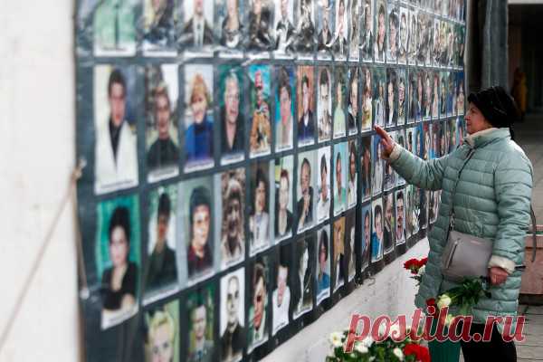 Акция памяти к 20-й годовщине «Норд-Оста». Фоторепортаж. Акцию памяти жертв теракта организовала общественная организация содействия защите пострадавших от террористических актов «Норд-Ост». 20 лет назад Театральный центр на Дубровке, где шел первый российский мюзикл, был захвачен террористами, которые три дня держали зрителей в заложниках. Штурм здания и освобождение людей начались утром 26 октября 2002 года