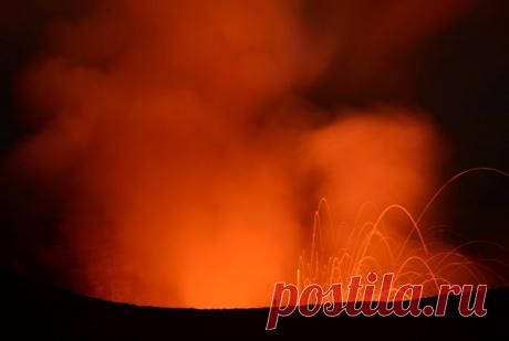 «В гостях у дракона». Вулкан Ясур на острове Танна, Вануату. Автор фото — Елена Поддубная: nat-geo.ru/photo/user/295340/