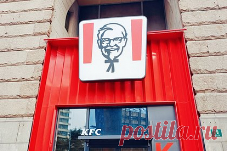 KFC направила заявки в Роспатент на регистрацию названия. KFC направила заявки в Роспатент на регистрацию названия Rostic’s и нового логотипа с изображением птицы. Уточняется, что компания также зарегистрировала бренды «Ростмастер», «Ростмастер Чиз», «Маэстро», «Чикен Тамагочи», «Шефролл» и «Шеф Баскет». На логотипе компании решили разместить курицу.