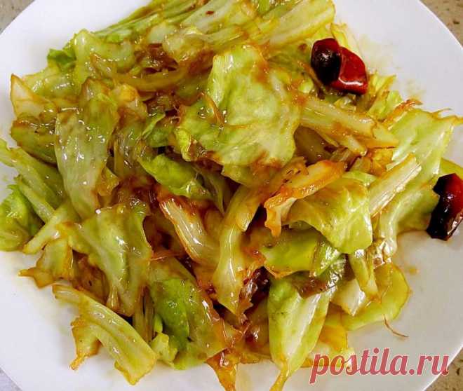 Свекровь научила готовить вкуснейшую жареную капусту. Раньше она у меня получалась тушеной, а теперь это идеальное блюдо