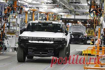 В США показали гибридный «Хаммер» для военных. Компания GM Defense представила модифицированную версию внедорожника Hummer EV для военных, пишет Breaking Defense. Концепт Electric Military Concept Vehicle (eMCV) представили на выставке Modern Day Marine 2023. eMCV может проехать 480 километров, а после 12-минутной зарядки способна преодолеть еще 160.