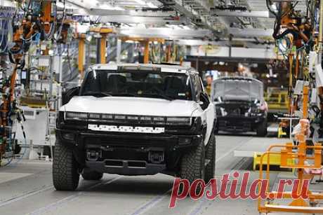 В США показали гибридный «Хаммер» для военных. Компания GM Defense представила модифицированную версию внедорожника Hummer EV для военных, пишет Breaking Defense. Концепт Electric Military Concept Vehicle (eMCV) представили на выставке Modern Day Marine 2023. eMCV может проехать 480 километров, а после 12-минутной зарядки способна преодолеть еще 160.