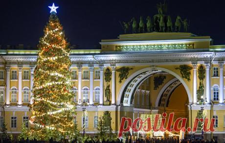 Новогодние огни зажглись на главной ели Петербурга. В 2022 году дерево нарядили в ретро-стиле 50-60-х годов XX века, в комплект украшений вошли более 300 елочных игрушек, 300 м серпантина, 5 тыс. м светодиодных гирлянд, 300 м ретрогирлянд из стилизованных флажков и 300 м световых гирлянд из лампочек