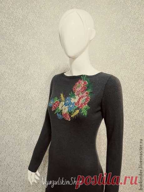 Вязаное кашемировое  платье  с вышивкой &quot;Цветы&quot; - тёмно-серый,рисунок