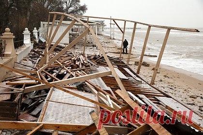 В Крыму расширили географию режима чрезвычайной ситуации. В Крыму расширили географию режима чрезвычайной ситуации (ЧС) — его ввели на территории 15 муниципальных образований. Об этом в своем Telegram-канале сообщил глава Крыма Сергей Аксенов. По его словам, режим ЧС теперь действует в городах Ялта, Алушта, Симферополь, Джанкой, Евпатория и Саки и в нескольких районах.