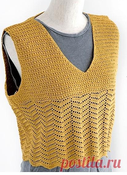 Безрукавка песочного цвета..