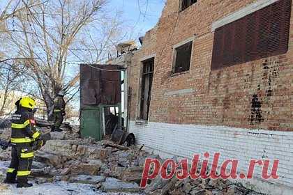 Под Оренбургом обрушилось здание, есть погибшие. Там произошел взрыв. В четверг, 25 января, в здании фекально-насосной станции в городе Новотроицк Оренбургской области произошел взрыв, в результате которого обрушились две стены и кровля строения. В подземном помещении оказались заблокированы шесть работников, их вызволили через технические колодцы спасатели.