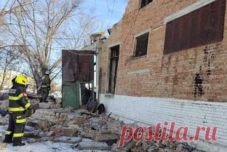 Под Оренбургом обрушилось здание, есть погибшие. Там произошел взрыв. В четверг, 25 января, в здании фекально-насосной станции в городе Новотроицк Оренбургской области произошел взрыв, в результате которого обрушились две стены и кровля строения. В подземном помещении оказались заблокированы шесть работников, их вызволили через технические колодцы спасатели.