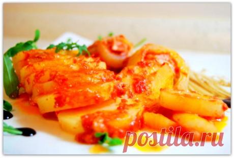 Картофель запечённый в томатном соке с тефтелями.