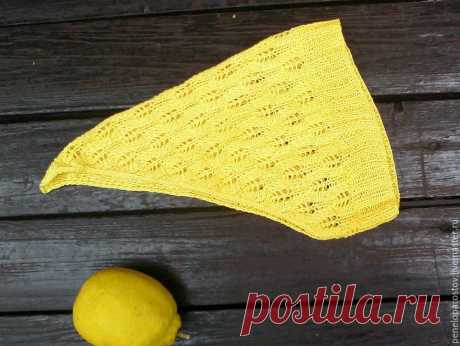 Вяжем спицами пляжную шапочку-косынку для девочки 1-1,5 лет Моя годовалая малышка — большая модница: зачастую перед прогулкой она сама выбирает себе панамку. Правда, как только поля начинают загораживать обзор, или кудряшки намокают от жары, или просто становится скучно, — панамка лёгким движением руки сдёргивается с головы и отправляется в полёт. Плавный или не очень — зависит от скорости ветра... То же самое происходит и с тканевыми косынками.