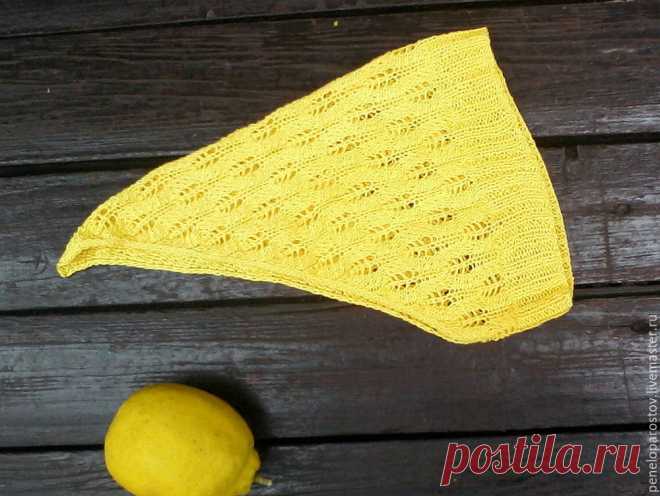 Вяжем спицами пляжную шапочку-косынку для девочки 1-1,5 лет Моя годовалая малышка — большая модница: зачастую перед прогулкой она сама выбирает себе панамку. Правда, как только поля начинают загораживать обзор, или кудряшки намокают от жары, или просто становится скучно, — панамка лёгким движением руки сдёргивается с головы и отправляется в полёт. Плавный или не очень — зависит от скорости ветра... То же самое происходит и с тканевыми косынками.