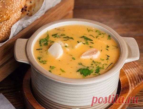 Топ-6 Вкусных и горячих первых блюд 

1) Сливочный суп с рисом и грибами 

Ингредиенты: 

● 4 куриных крышка (или другое мясо курицы); 
● 2 ст. ложки оливкового (подсолнечного) масла; 
● 400 г белых шампиньонов; 
● 1 средняя морковь; 
● 1 средняя луковица; 
● 1 ст. ложка муки; 
● соль, черный молотый перец – по вкусу; 
● 2,5 л воды; 
● 1 мультичашка круглого риса (у меня – «Краснодарский»); 
● 2/3 стакана сливок (сметаны); 
● 1 лавровый лист; 
● горсть нарезанной зелени св...