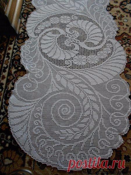 Красивая ажурная салфетка в филейной технике Красивая ажурная салфетка в филейной техникеЭффект филейного вязания создается в пустых и заполненных клетках, он заключается в контрасте света и тени.