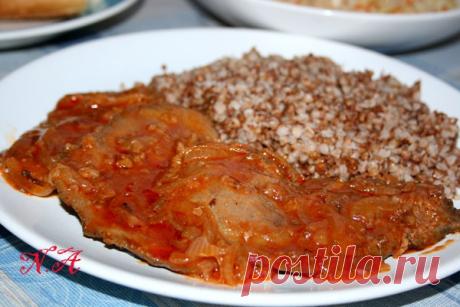 Отбивные из печени с луком и томатом Печень получается нежная и вкусная. Ингредиенты: печень (у меня свиная)-800 гр лук крупный-4 штуки чеснок-3 зубка томатная паста-4 ст.л лавровый лист-1 шт соль масло растительное мука Готовим: В глубокой сковороде обжарить лук полукольцами до золотистого цвета, добавить томатную пасту,...