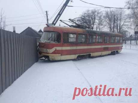 В Запорожье трамвай сошел с рельс: врезался в забор и снес столб

ЧП произошло в Шевченковском районе 

В Запорожье вчера утром сошел с рельс трамвай. Об этом сообщили очевидцы. 
Показать полностью…