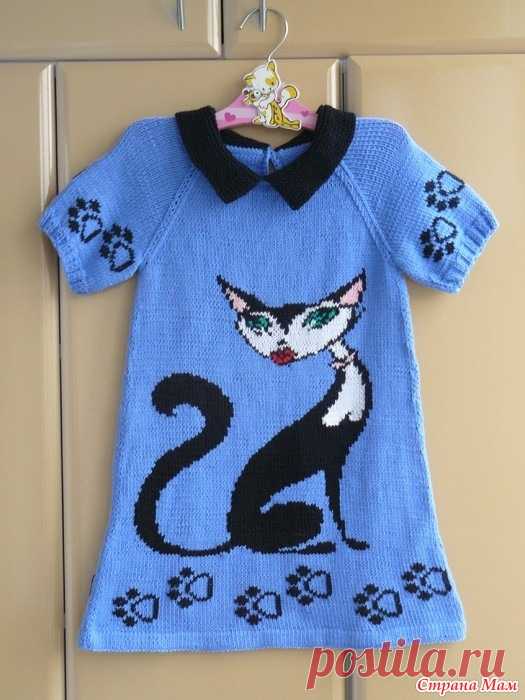 . Платье с кошкой Попросила меня подруга срочно связать внучке в садик хабэшное платье с коротким рукавом, а девочка сама выбрала кошку. Я с удовольствием взяла спицы, чтобы отдохнуть от крючка.