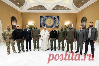 Зеленский встретился с Папой Римским. Украинский президент Владимир Зеленский встретился с Папой Римским Франциском в Ватикане. Утверждается, что встреча понтифика с лидером Украины продлилась не более часа. Папа Римский обменялся с Зеленским подарками. При этом пока подробности их разговора не раскрываются. Зеленский прибыл в Италию ранее 13 мая.