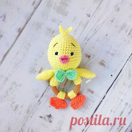 PDF Погремушка Цыплёнок крючком. FREE crochet pattern; Аmigurumi toy patterns. Амигуруми схемы и описания на русском. Вязаные игрушки и поделки своими руками #amimore - маленькие цыплята для малышей, цыплёнок из обычной пряжи к Пасхе, погремушка в виде птички, пасхальное украшение, птицы.