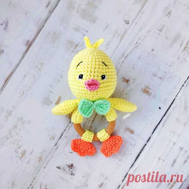 PDF Погремушка Цыплёнок крючком. FREE crochet pattern; Аmigurumi toy patterns. Амигуруми схемы и описания на русском. Вязаные игрушки и поделки своими руками #amimore - маленькие цыплята для малышей, цыплёнок из обычной пряжи к Пасхе, погремушка в виде птички, пасхальное украшение, птицы.
