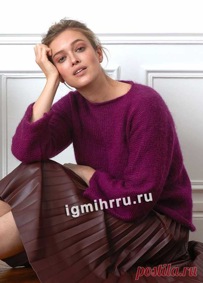 Пуловер ягодного оттенка, связанный единой деталью. Вязание спицами со схемами и описанием