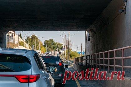 В Москве такси врезалось в стоящее в тоннеле авто и сбило двух человек. В Москве автомобиль врезался в стоящую в тоннеле машину и сбил двух человек. Об этом сообщил столичный Дептранс в Telegram-канале. «На месте работают оперативные службы города.Обстоятельства произошедшего и информация о пострадавших уточняются. Движение не затруднено», — сообщили в департаменте.
