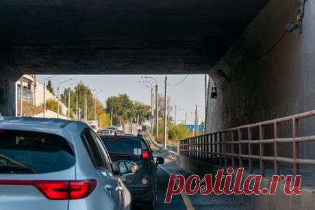 В Москве такси врезалось в стоящее в тоннеле авто и сбило двух человек. В Москве автомобиль врезался в стоящую в тоннеле машину и сбил двух человек. Об этом сообщил столичный Дептранс в Telegram-канале. «На месте работают оперативные службы города.Обстоятельства произошедшего и информация о пострадавших уточняются. Движение не затруднено», — сообщили в департаменте.