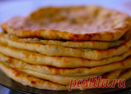 Приловчилась готовить «хитрую» вкусную лепешку без муки на сковородке. И даже тесто месить не нужно | Вкусно с Викой | Яндекс Дзен