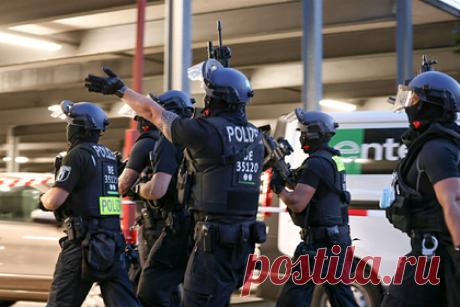 Полиция Германии задержала планировавшего взрыв в синагоге сирийца. Полиция Германии задержала несколько человек, подозревающихся в подготовке нападения на синагогу. Немецкие органы безопасности получили наводку от иностранной спецслужбы о готовящемся теракте. В ходе спецоперации в городе Хаген правоохранители задержали 16-летнего сирийца и еще несколько человек.