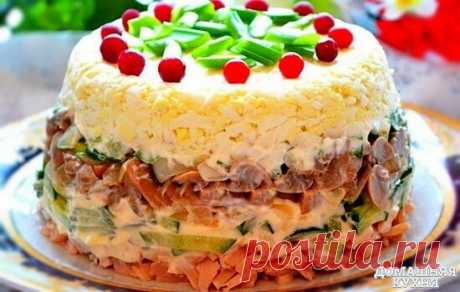 Салат "ИРИНА" 
 
Копченая курица 200 г 
огурец свежий 150 г 
грибы маринованные 150 г 
лук репчатый 1 шт 
яйца вареные 4 шт 
майонез или сметана по вкусу 
соль и перец по вкусу 
зеленый лук (любая зелень) по вкусу 
 
Грибы и лук порезать, обжарить немного, остудить. 
Мясо и огурец нарезать соломкой тонко, яйца натереть, зелень измельчить. 
Выложить слоями снизу вверх: 
курица, огурец, грибы с луком, зелень, яйца. Промазать заправкой, посолить и поперчить по вкусу. 
Украсить по желанию.