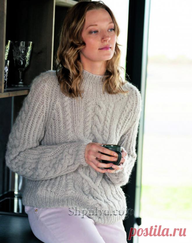 Бежевый пуловер реглан связан из мягкой пряжи на основе шерсти альпака центральными мотивами из «Кос» в обрамлении патентных структур.