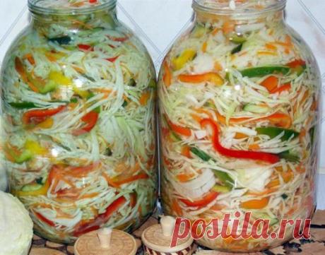 Заготавливаем капустку на зиму
1. Маринованная капуста на зиму
Расчет продуктов на одну 3-х литр.банку:
1,5л воды, 
4ст.л.сахара, 
2ст.л.соли, 
1ч.л.70%уксуса,
5шт.горошин перца,
3-4шт гвоздики, 
3-5шт. зубчика чеснока. 
- Банку держим над паром 5-10мин (стерилизуем), даем немного остыть и забиваем нарезанной кусками капустой.
- При заполнении добавляем чеснок 3-5 шт. или больше (кто сколько любит), и добавл.тонкие кругляшки моркови (по желанию). 
- Воду кипятим и кипяток заливаем в заполненн