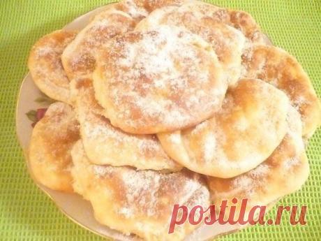 Булочки творожные

Ингредиенты:

500 гр творога
3 яйца
5 ст ложек сахара
11 ст ложек муки
1/2 ч. ложки соды
1/2 пачки масла

Приготовление:

Замешиваем тесто. Для этого все компоненты, кроме муки и соды тщательно перемешиваем. Отдельно соду перемешиваем с мукой и соединяем обе смеси. Должно получиться мягкое тесто.

Из полученного теста формируем небольшие шарики (смачиваем руки)

Выкладываем на противень, смазанный маслом или на пергаментную бумагу. Отправляем булочки в д...