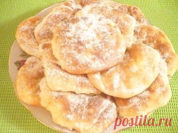 Булочки творожные

Ингредиенты:

500 гр творога
3 яйца
5 ст ложек сахара
11 ст ложек муки
1/2 ч. ложки соды
1/2 пачки масла

Приготовление:

Замешиваем тесто. Для этого все компоненты, кроме муки и соды тщательно перемешиваем. Отдельно соду перемешиваем с мукой и соединяем обе смеси. Должно получиться мягкое тесто.

Из полученного теста формируем небольшие шарики (смачиваем руки)

Выкладываем на противень, смазанный маслом или на пергаментную бумагу. Отправляем булочки в д...