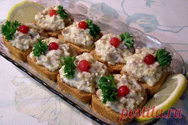 Форшмак: чудо из обычной селедки! 
Рецепт и прост, и гениален одновременно: не из головы взят, а из старинной поварской книги! 

Форшмак из селедки классический

Ингредиенты

- 1 крупная или 2 средние слабосоленые сельди
- 1/2 красной…