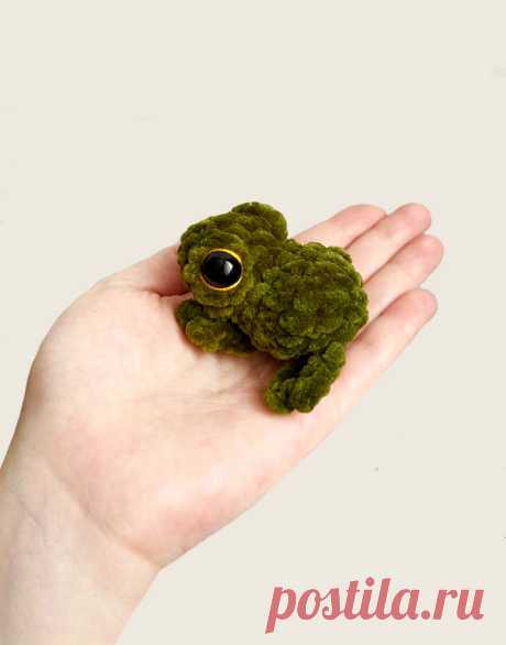 PDF Лягушка крючком. FREE crochet pattern; Аmigurumi toy patterns. Амигуруми схемы и описания на русском. Вязаные игрушки и поделки своими руками #amimore - маленький лягушонок из плюшевой пряжи, плюшевая лягушка.
